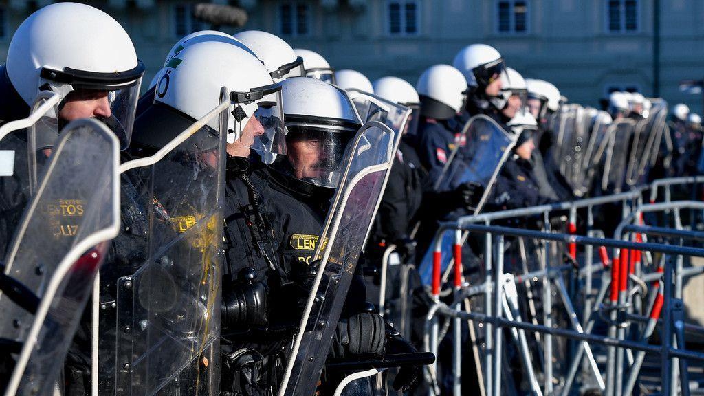 Demonstration gegen neue ÖVP/FPÖ-Regierung in Wien