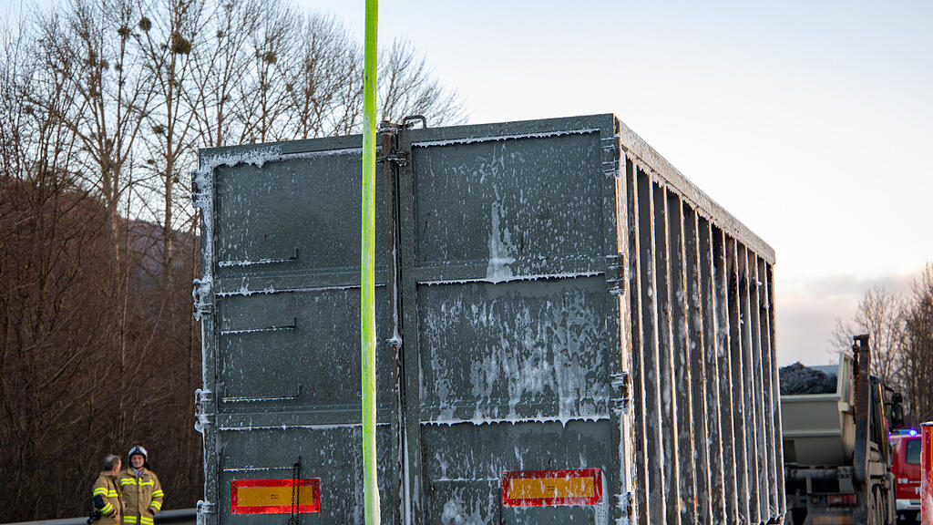 Lkw-Anh\u00e4nger in Nu\u00dfdorf in Vollbrand