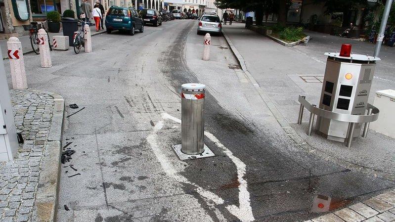 Deutscher Pkw prallt in Poller