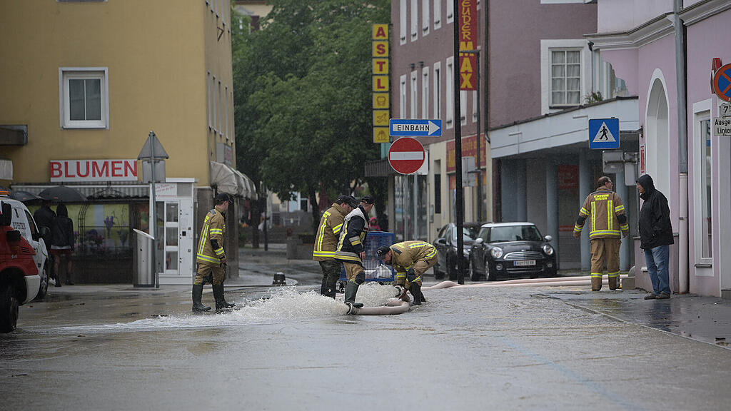 Aufräumarbeiten nach Überschwemmungen in Kufstein
