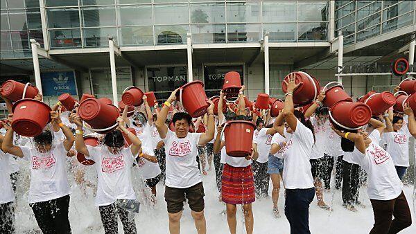 Teilnehmer an "Ice Bucket Challenge" in Thailand