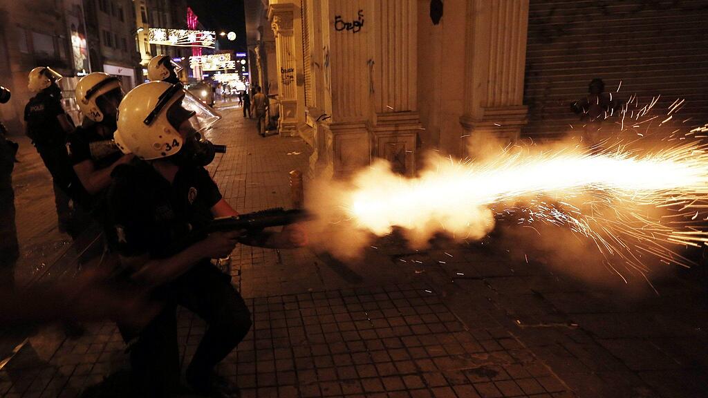 Das gewaltsame Vorgehen der Sicherheitskräfte fachte die Wut der Demonstranten weiter an