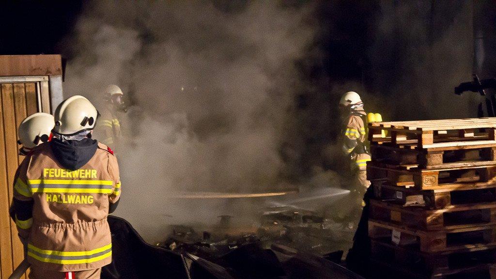 Brand im Gewerbegebiet von Hallwang I