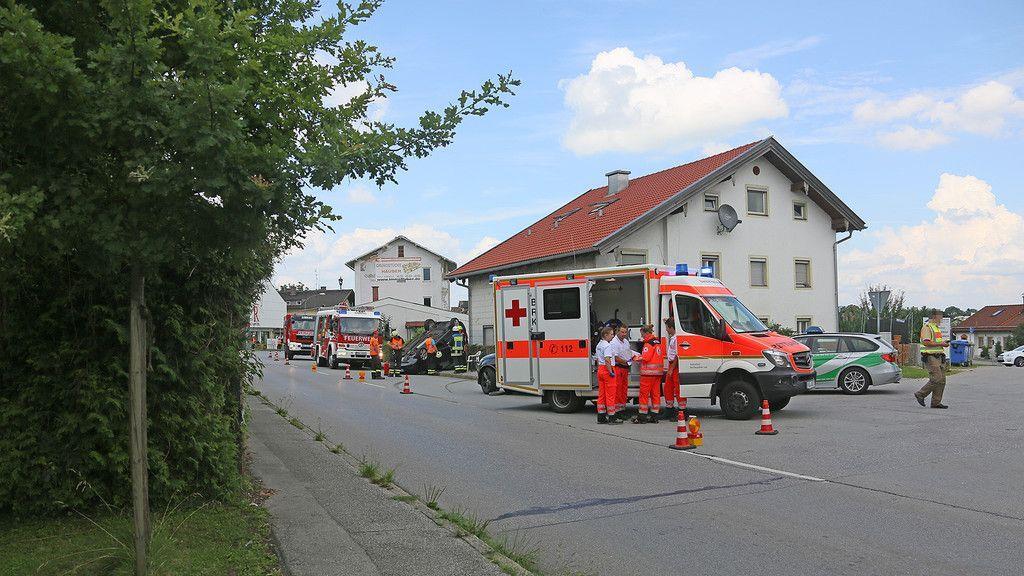 Pkw-Überschlag nach Kollision zweier Autos auf B20 in Hammerau