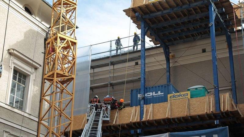 Arbeiter stürzt von Dach
