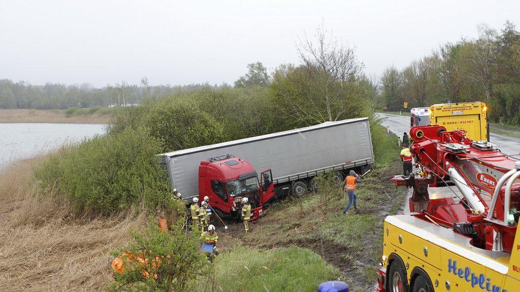 Sattelschlepper kommt in Mattsee von Fahrbahn ab.
