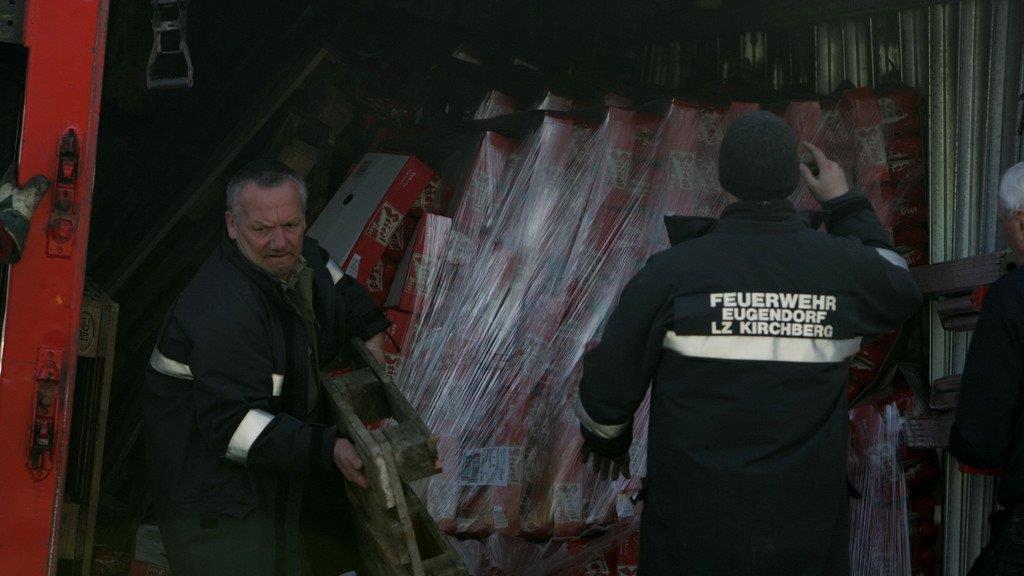 Bier-Lkw kippt um