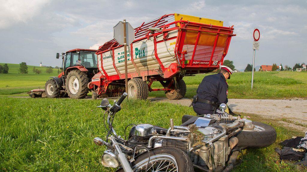 Motorradlenker von Traktoranhänger überrollt