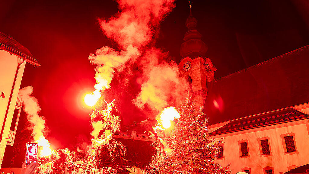 Krampuslauf im Ortszentrum, Großgmain