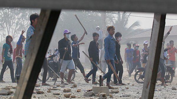 Wütende Proteste von Textilarbeitern in Phnom Penh