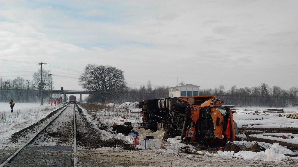 Ein Insasse des Lkw wurde bei der Kolission getötet.