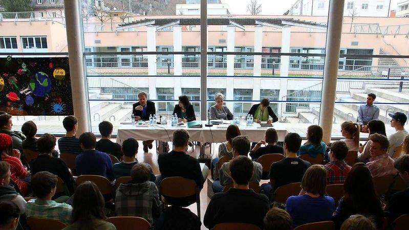 Schülerdiskussion mit Politikern