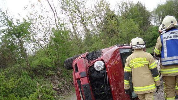 Grödig: Fahrzeug stürzt über Böschung