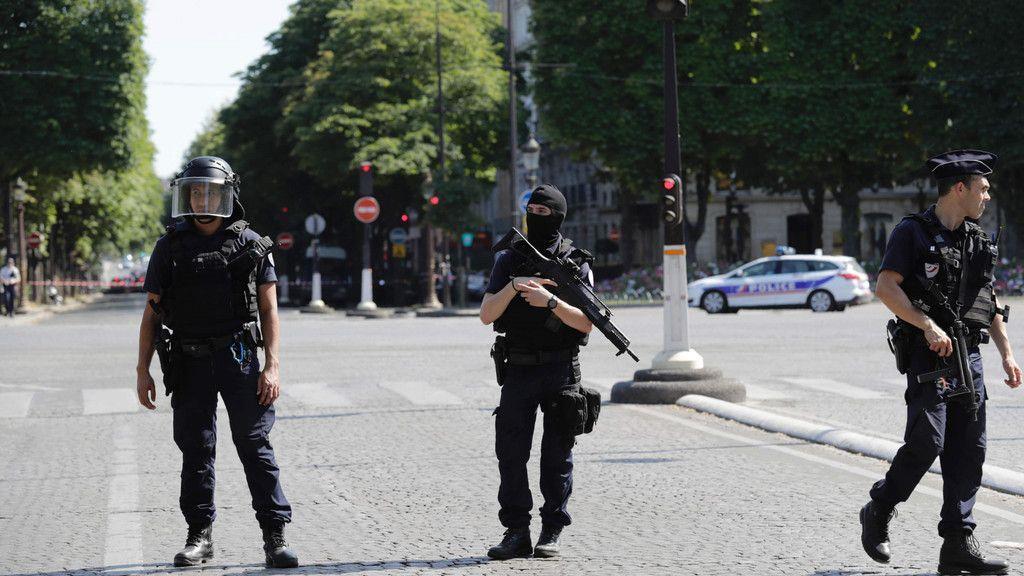 Polizeiwagen in Paris gerammt