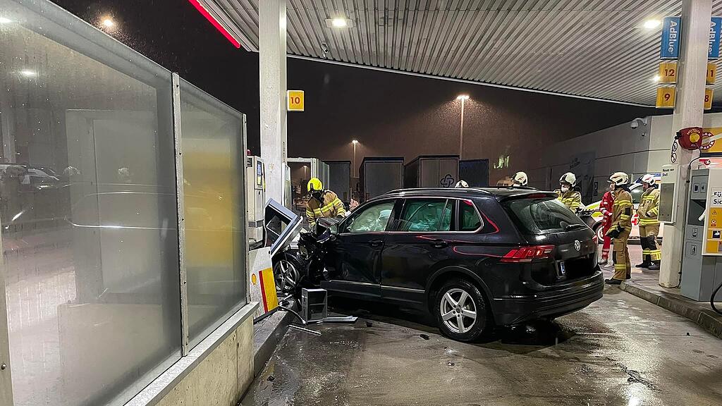 Pkw kracht in Eben in Tankstelle