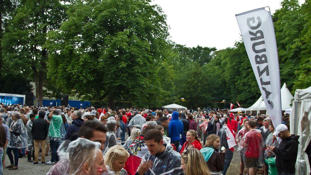 Volle Fan-Zone im Volksgarten