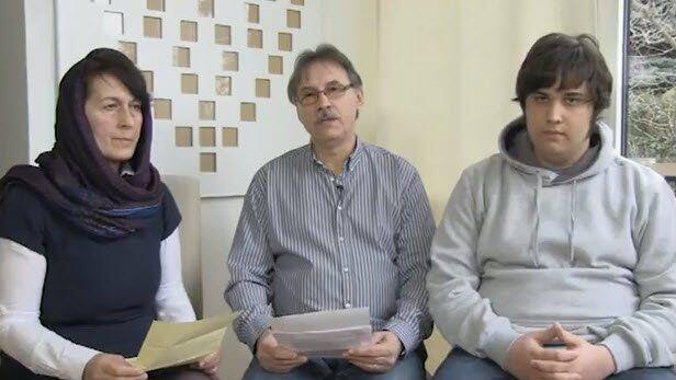 Die Familie des im Jemen entführten Domnik N. beim Video-Appell an die Geiselnehmer