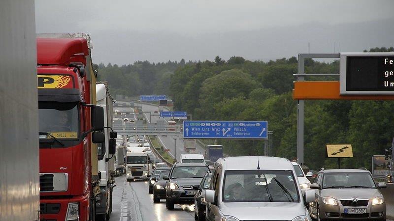 Sperre der A8: Stau