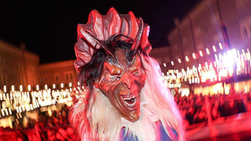 Schön- und Schiachperchten am Christkindlmarkt in Salzburg