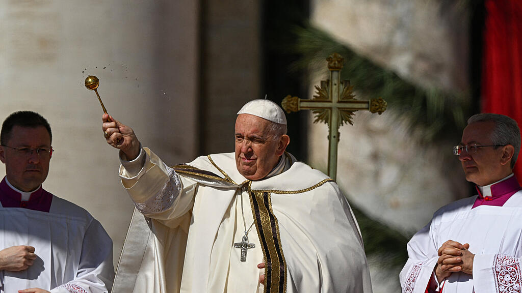 Papst erteilt Segen "Urbi et Orbi"