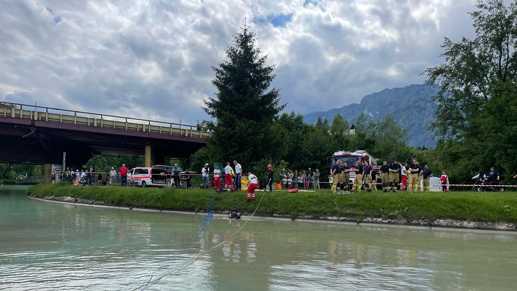 Hallein: Klein-Lkw noch nicht aus Salzach geborgen