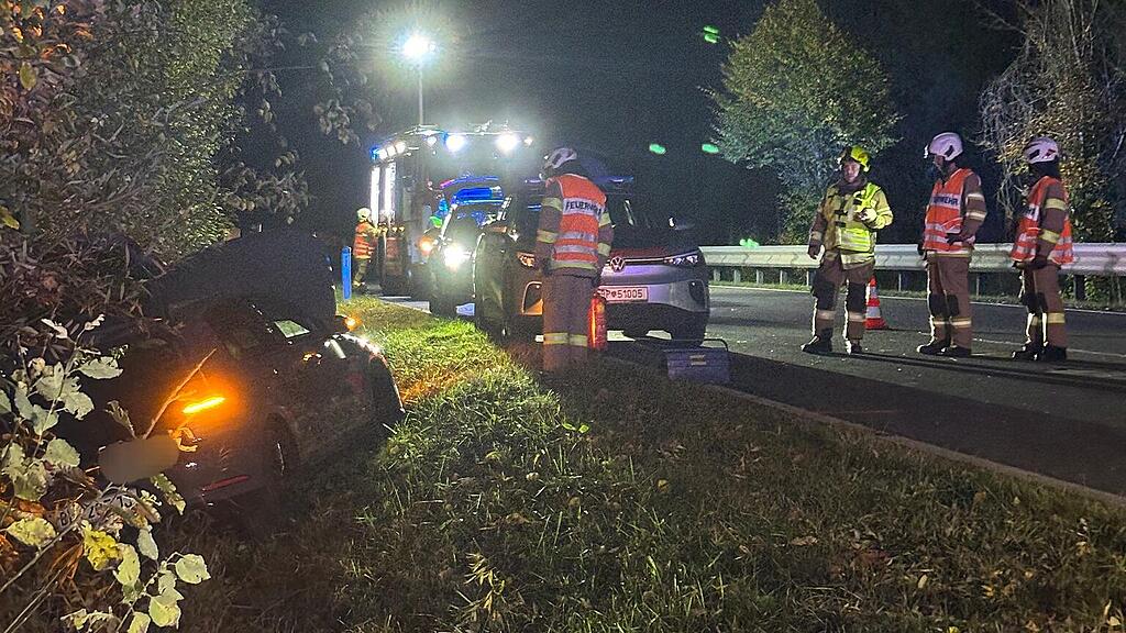 Auto landet in Nußdorf in Graben