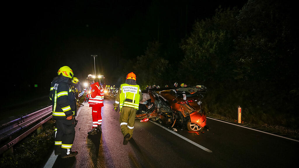 Pkw bei Crash in Helpfau-Uttendorf seitlich aufgerissen
