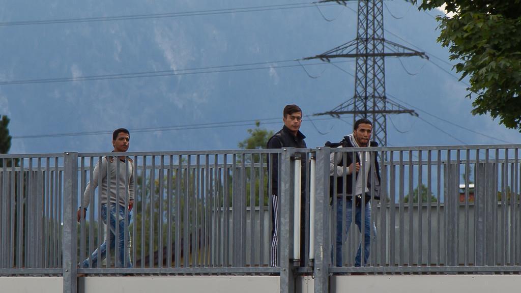 Flüchltinge zu Fuß von Salzburg nach Freilassing unterwegs