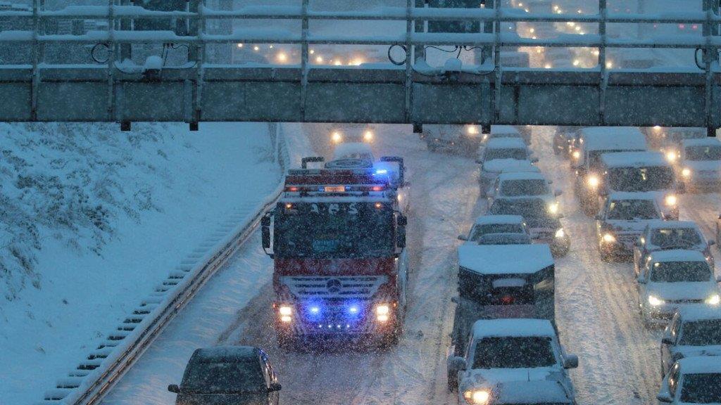 Schnee sorgt für Unfälle und Verkehrschaos: Unfall in Klessheim