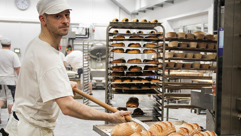 Konkret erspart die Nutzung der Abwärme aus der Kühlung der Bäckerei einen Gas-Heizkessel.