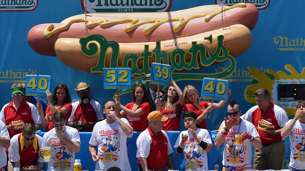 Joey Chestnut verschlingt 83 Hotdogs in 10 Minuten