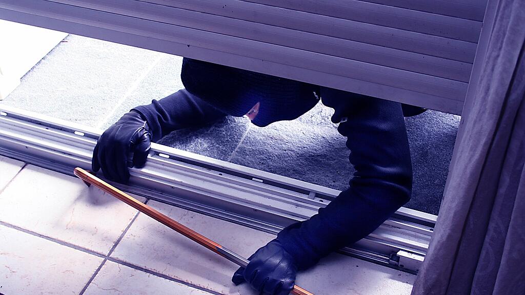 Der Täter kam über die Terrasse in die Wohnung. (Symbolbild)