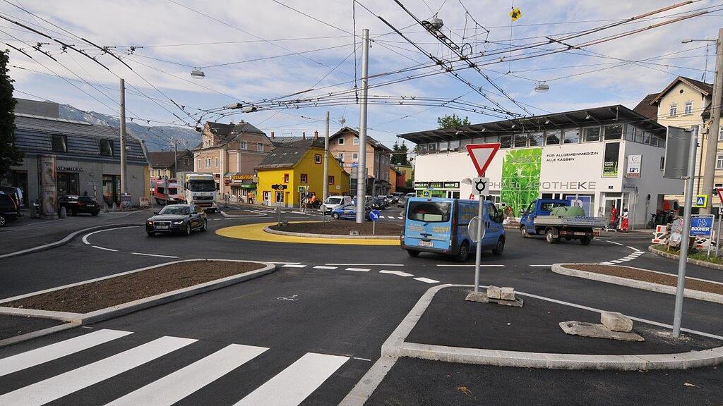 Der Kreisverkehr am Hans-Schmid-Platz wurde am Montag in Betrieb genommen.