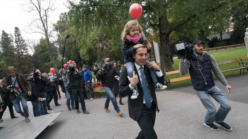 Neue SPÖ-Plakatserie zeigt Kern mit Kindern