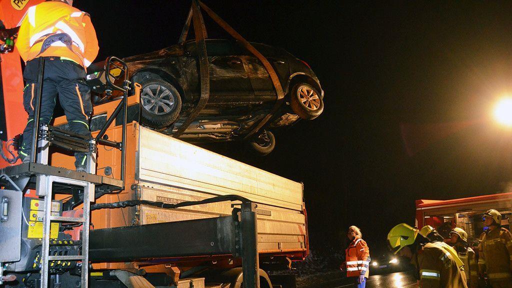 Unfall auf B311 bei Schwarzach: Pkw überschlägt sich