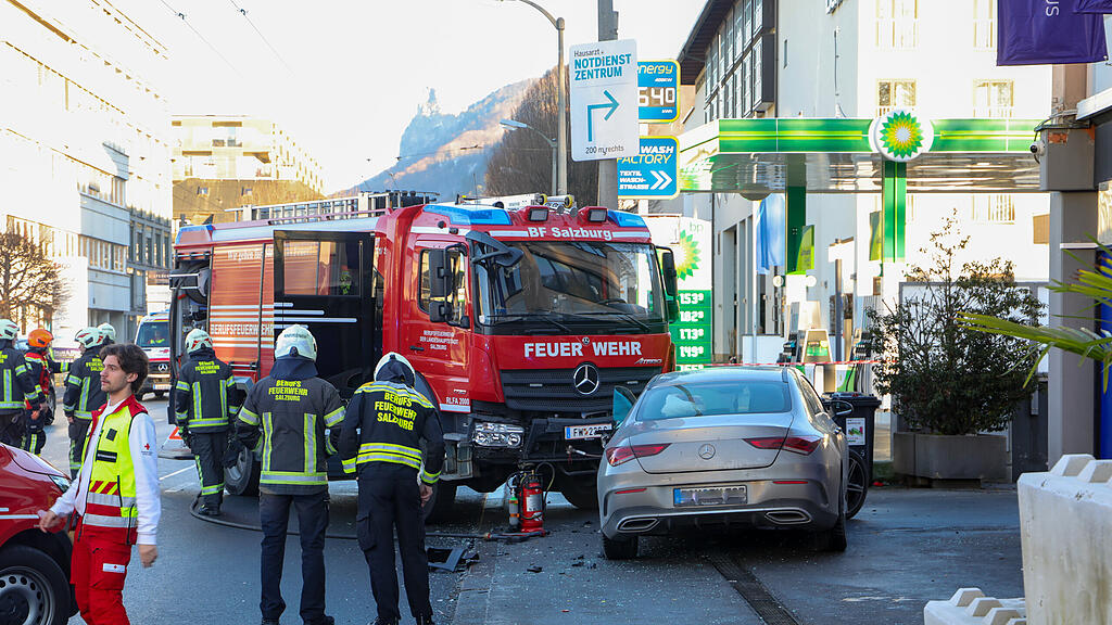 feuerwehrfahrzeug gegen pkw