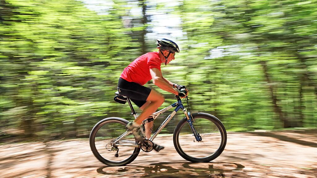 Eine Mountainbike-Tour endete für ein Paar im Krankenhaus.