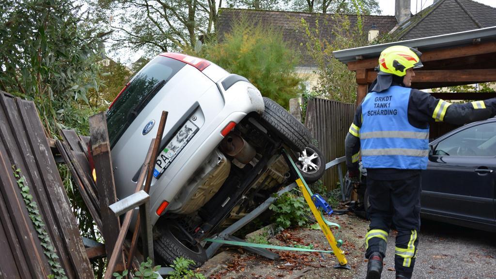 Pkw droht in Schärding abzustürzen
