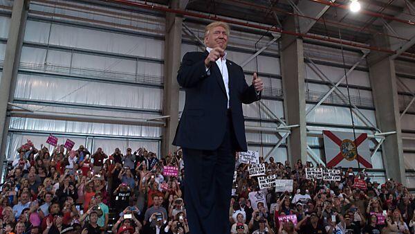 Der US-Präsident trat in einer Flughafenhalle auf
