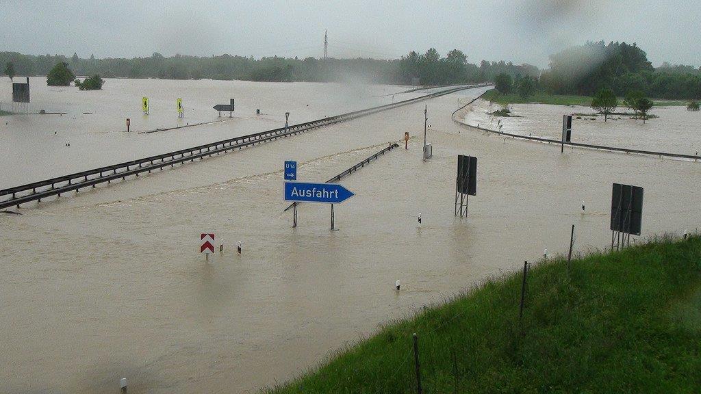 Grabenstätt: A8 überflutet