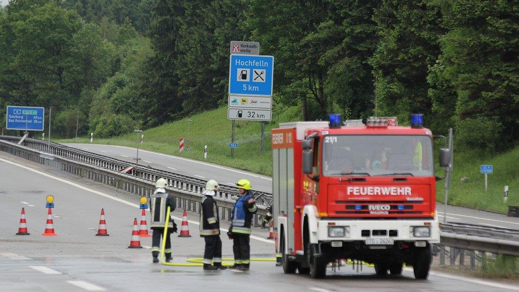 Aufräumarbeiten an der A8