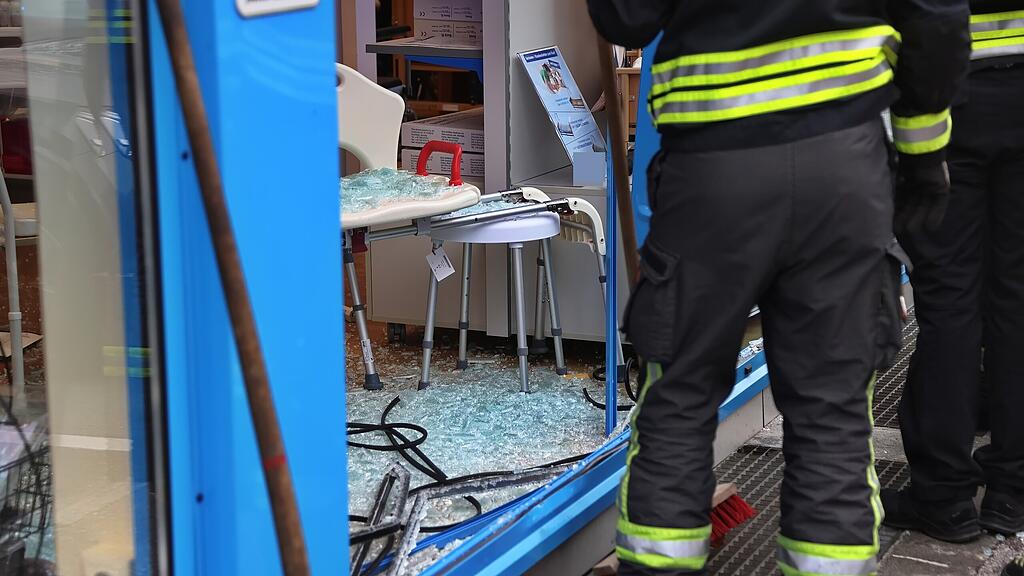 Auto gegen Auslagenscheibe