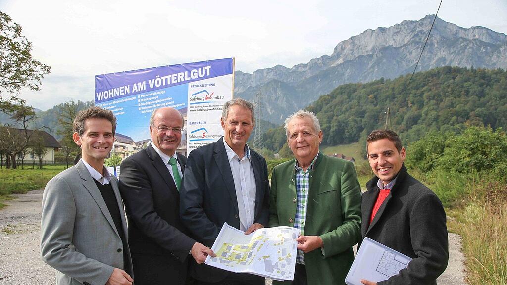 Bei der Projektpräsentation in Anif-Niederalm im Bild (v. l.): Architekt DI Wolfgang Schwarzenbacher, die beiden Salzburg Wohnbau-Geschäftsführer DI Christian Struber MBA und Mag. Dr. Roland Wernik MBA, Bürgermeister Hans Krüger und Asdin El Habbassi (designierter Abgeordneter zum Nationalrat).