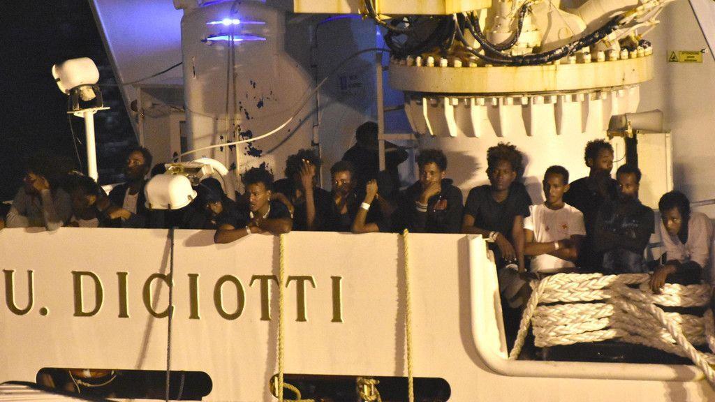 Migranten verlassen "Diciotti"