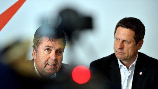 Helmut Naderer (rechts) verstärkt Rücktrittsforderungen gegen LR Mayr (links).