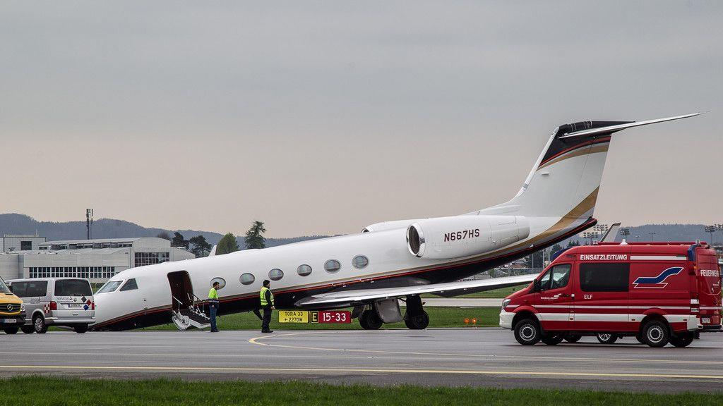 Salzburg Airport: Flugzeugfahrwerk knickt nach Rücklandung ein