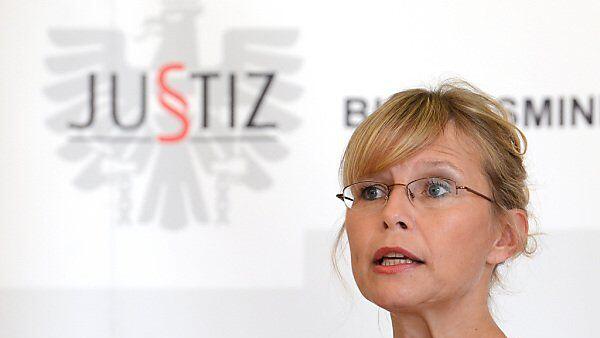 Justizministerin Karl bei der PK