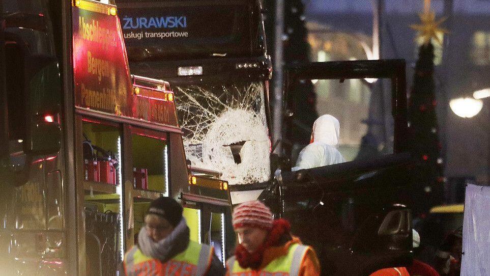 Lkw rast in Weihnachtsmarkt: Spurensicherung