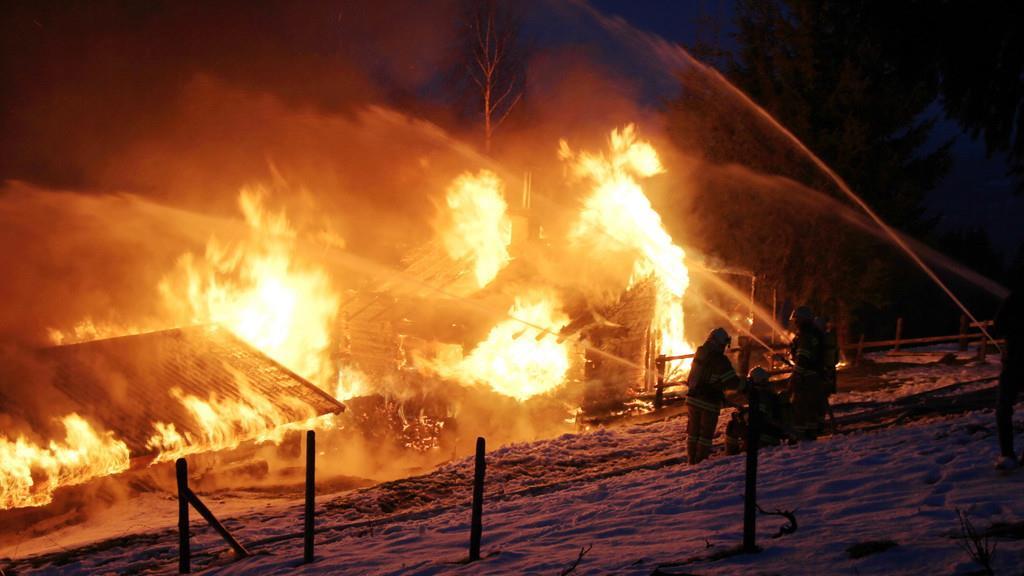 Ederalm in Saalbach-Hinterglemm in Vollbrand, III