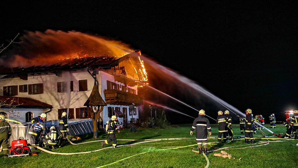 Bei dem Dachstuhlbrand war die Feuerwehr gefordert.
